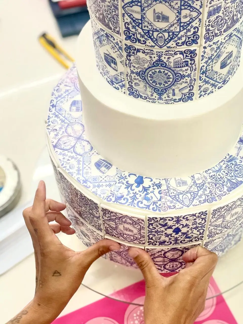 Detalhes da aplicação artesanal de azulejos portugueses em bolo de casamento da Alegra Cakes em Florianópolis