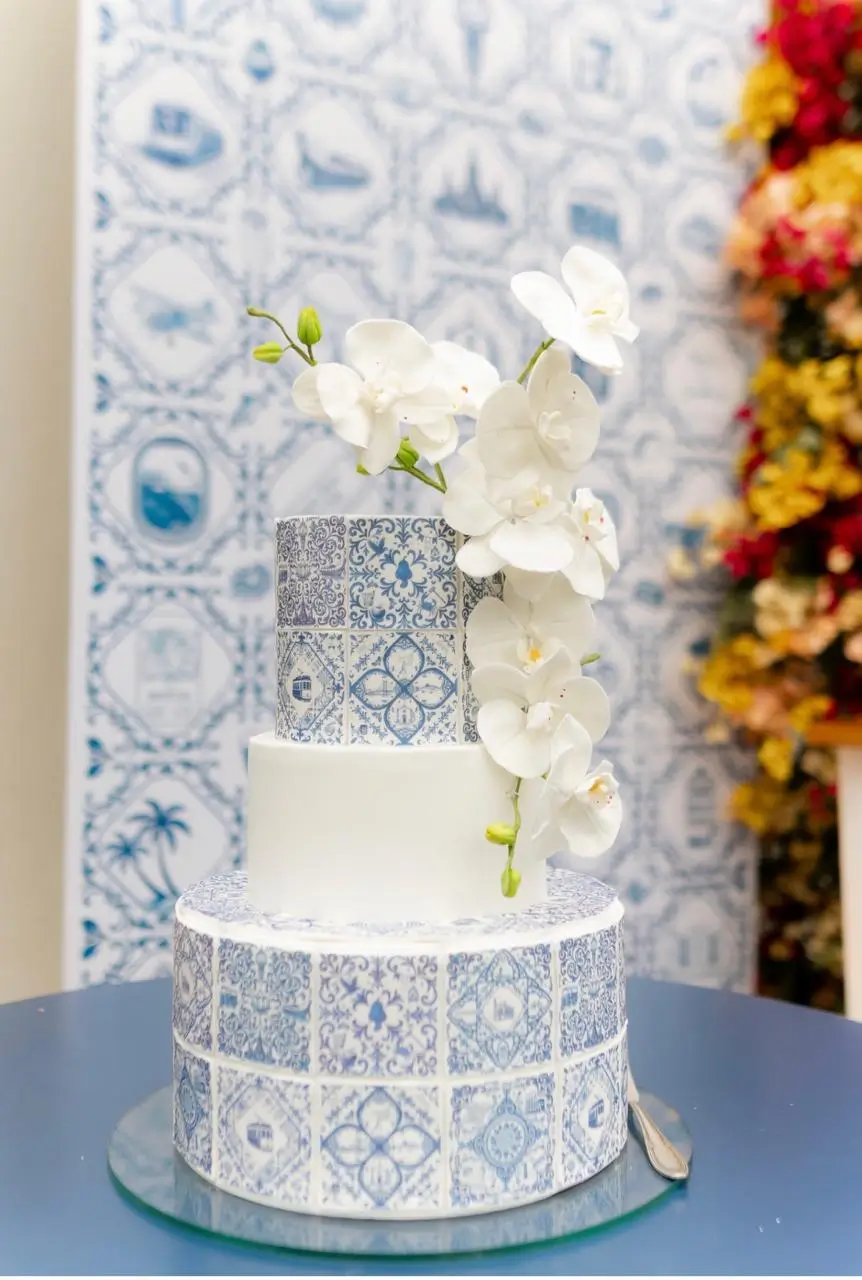 Bolo de casamento com estampa de azulejo português e orquídeas brancas da Alegra Cakes em Florianópolis