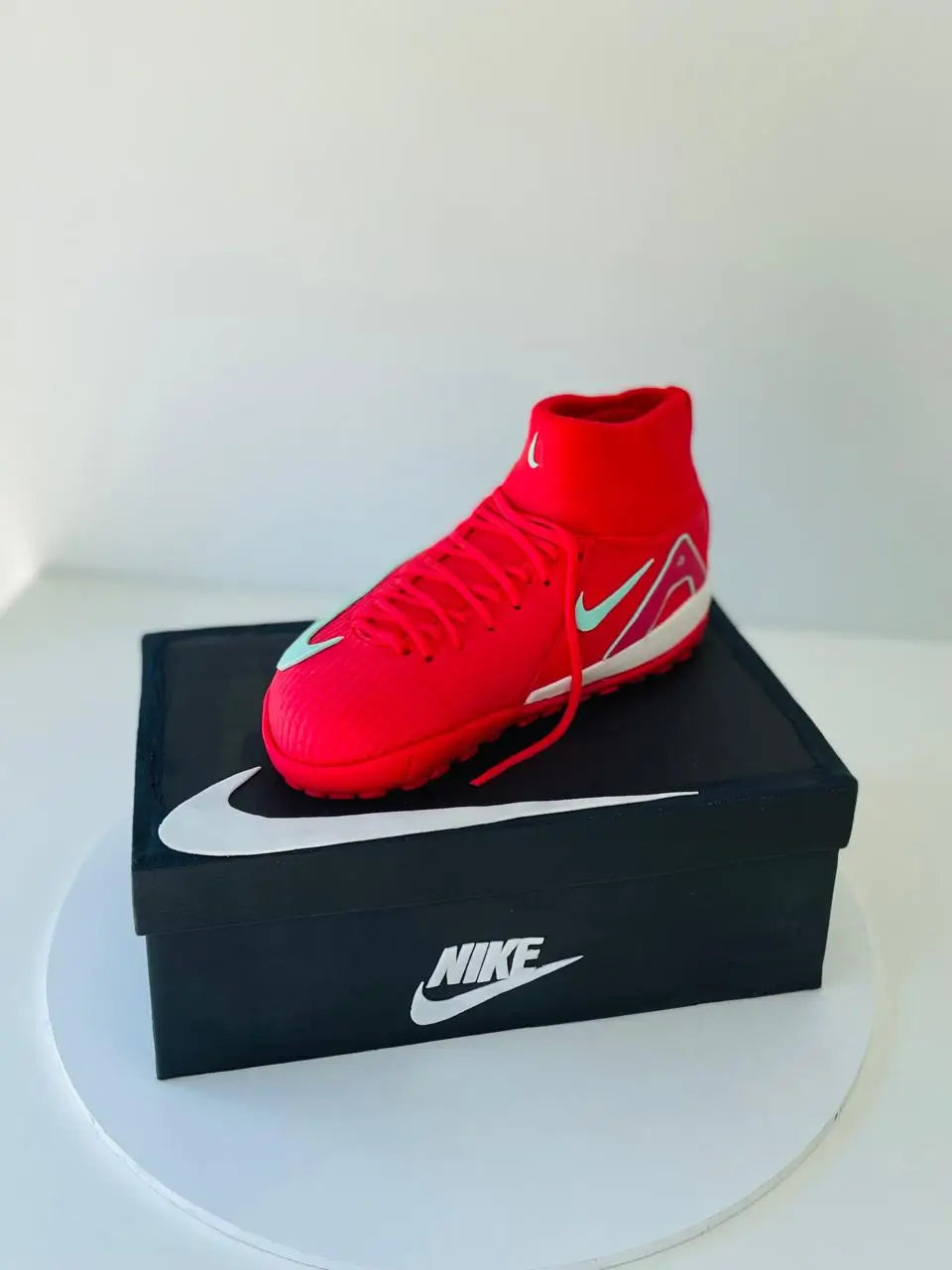 Bolo de aniversário com tema chuteira de futebol personalizado da Alegra Cakes em Florianópolis