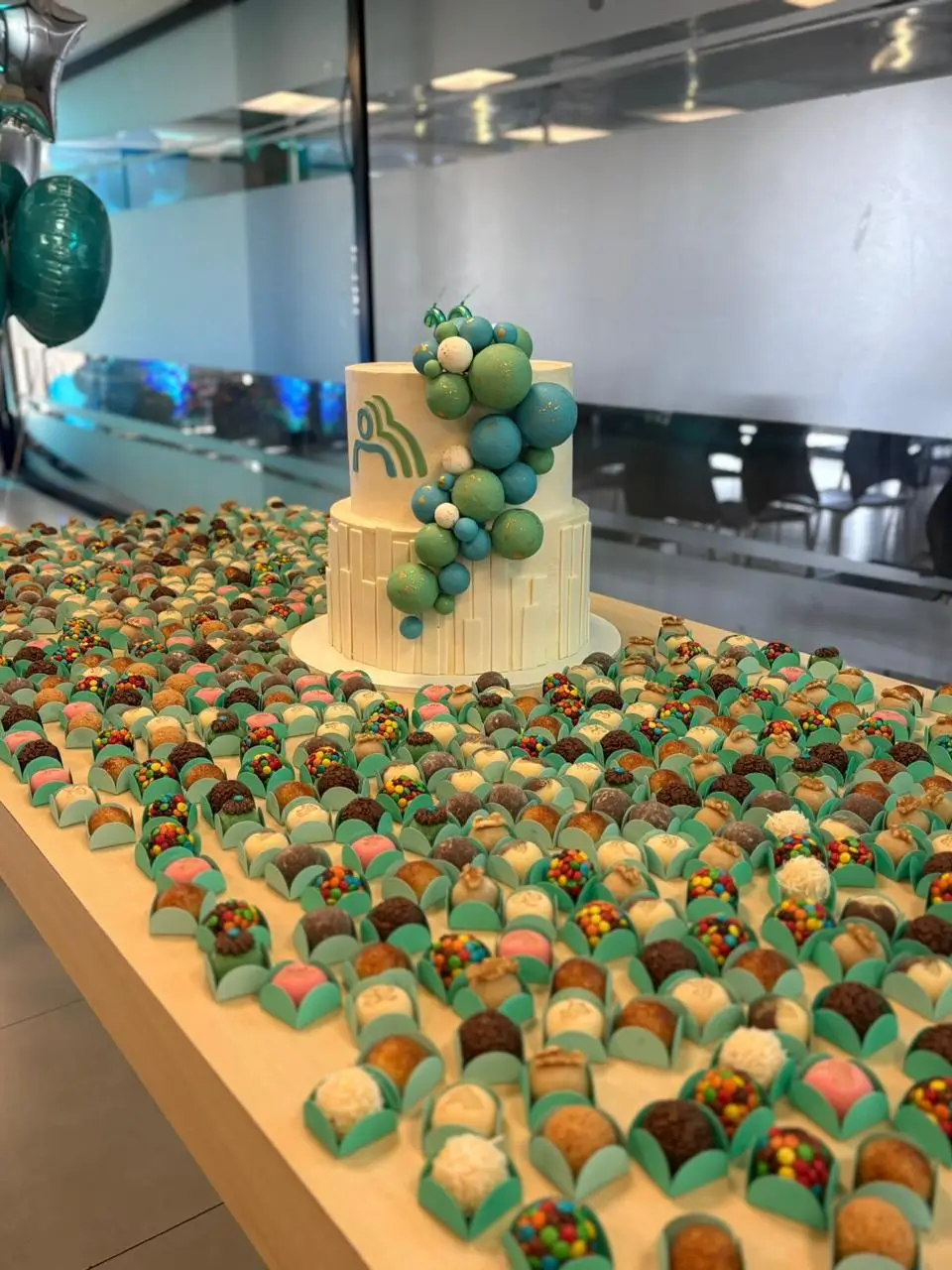 Bolo corporativo com doces personalizados para evento de empresa da Alegra Cakes em Florianópolis