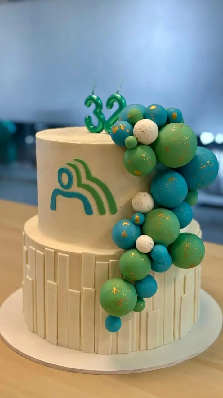 Bolo corporativo personalizado para aniversário de empresa com decoração moderna da Alegra Cakes em Florianópolis