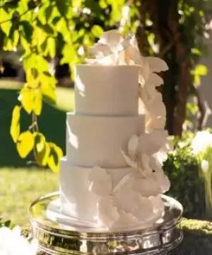 Bolo de casamento de três andares branco elegante ao ar livre da Alegra Cakes em Florianópolis