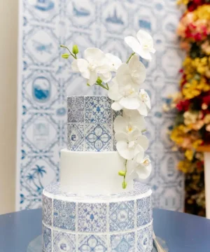 Bolo de casamento com estampa de azulejo português e flores brancas da Alegra Cakes em Florianópolis