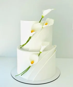 Bolo de casamento moderno com flores copo de leite da Alegra Cakes em Florianópolis