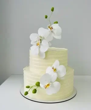 Bolo de casamento branco com orquídeas delicadas da Alegra Cakes em Florianópolis