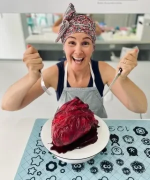 Bolo artístico em formato de coração anatômico realista da Alegra Cakes em Florianópolis