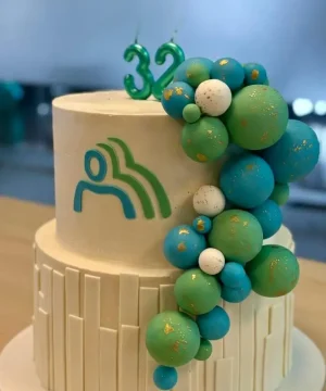 Bolo corporativo personalizado para aniversário de empresa com decoração moderna da Alegra Cakes em Florianópolis