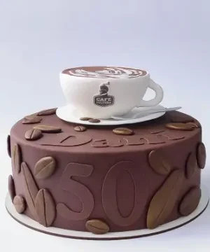 Bolo de aniversário tema café com xícara decorativa e grãos produzido pela Alegra Cakes em Florianópolis