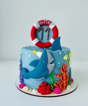 Bolo de aniversário infantil tema tubarão e fundo do mar personalizado da Alegra Cakes em Florianópolis