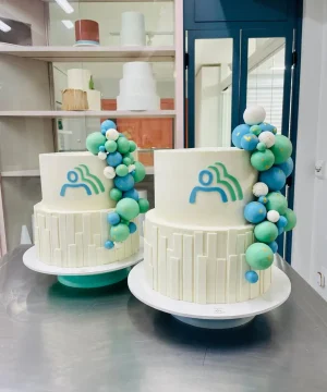 Bolos corporativos personalizados em produção para evento de empresa da Alegra Cakes em Florianópolis