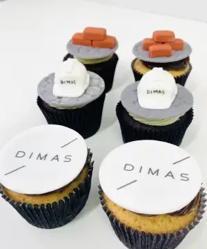 Cupcakes personalizados com logo de empresa para evento corporativo da Alegra Cakes em Florianópolis