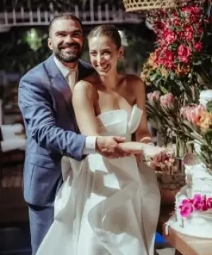 noivos cortando bolo de casamento decorado da Alegra Cakes em Florianópolis